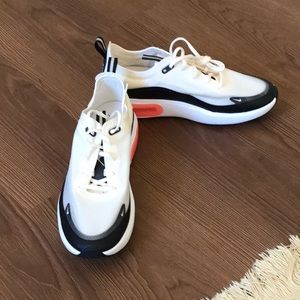 BRAND NEW NIKE AIR MAXX SHOES